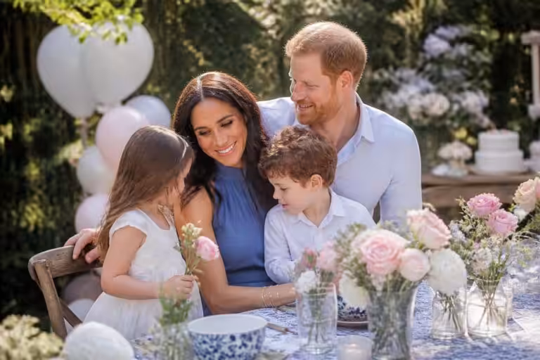 découvrez le programme exclusif de la journée anniversaire de meghan markle pour ses 45 ans, entourée de harry et de leurs enfants, entre moments intimes et célébrations spéciales.